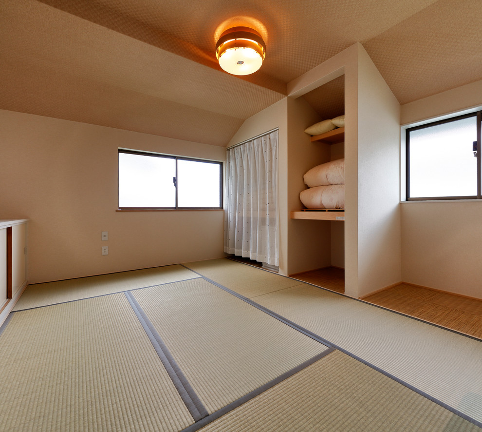 Cette image montre une chambre asiatique avec un mur beige, un sol de tatami et un sol vert.
