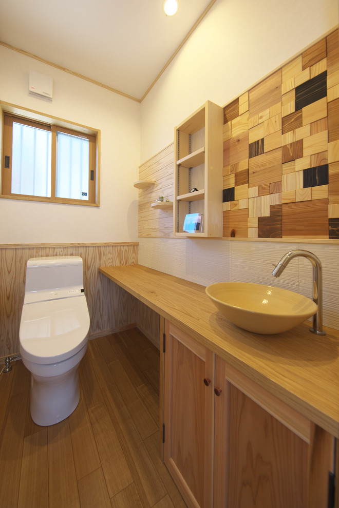Exempel på ett skandinaviskt toalett