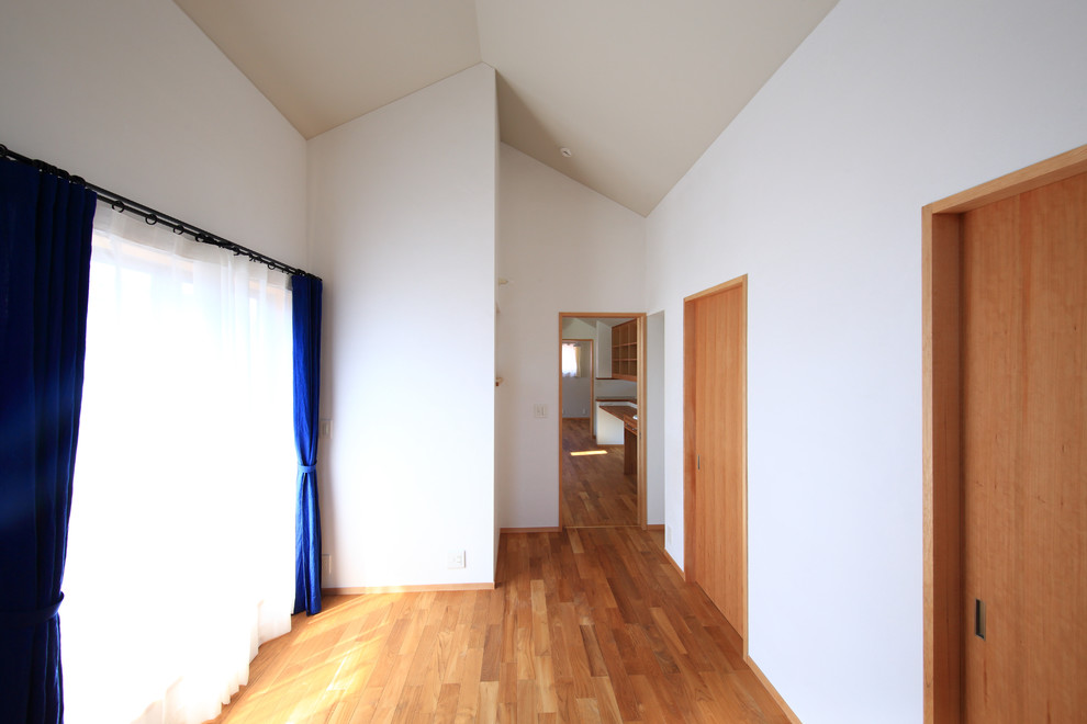 名古屋にある北欧スタイルのおしゃれな主寝室 (白い壁、濃色無垢フローリング、茶色い床) のレイアウト