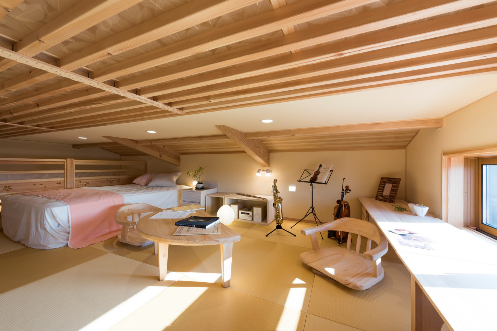 Modelo de dormitorio tipo loft asiático con paredes beige, suelo beige y vigas vistas