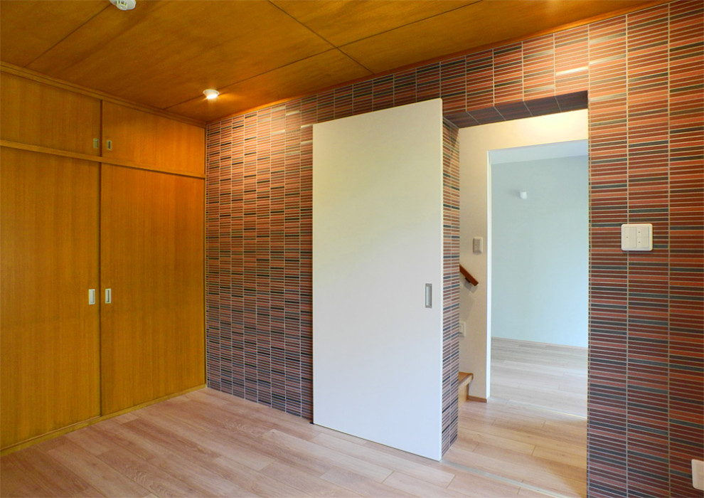 Retro Schlafzimmer mit brauner Wandfarbe, hellem Holzboden, beigem Boden, Holzdecke und Tapetenwänden in Yokohama
