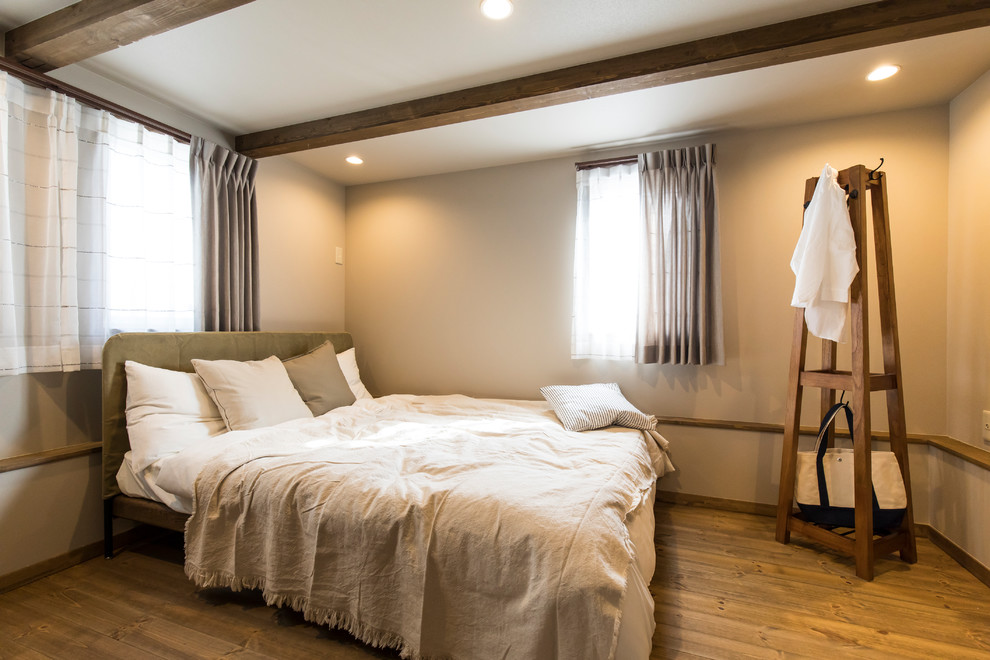 他の地域にあるカントリー風のおしゃれな寝室 (茶色い壁、無垢フローリング、茶色い床)