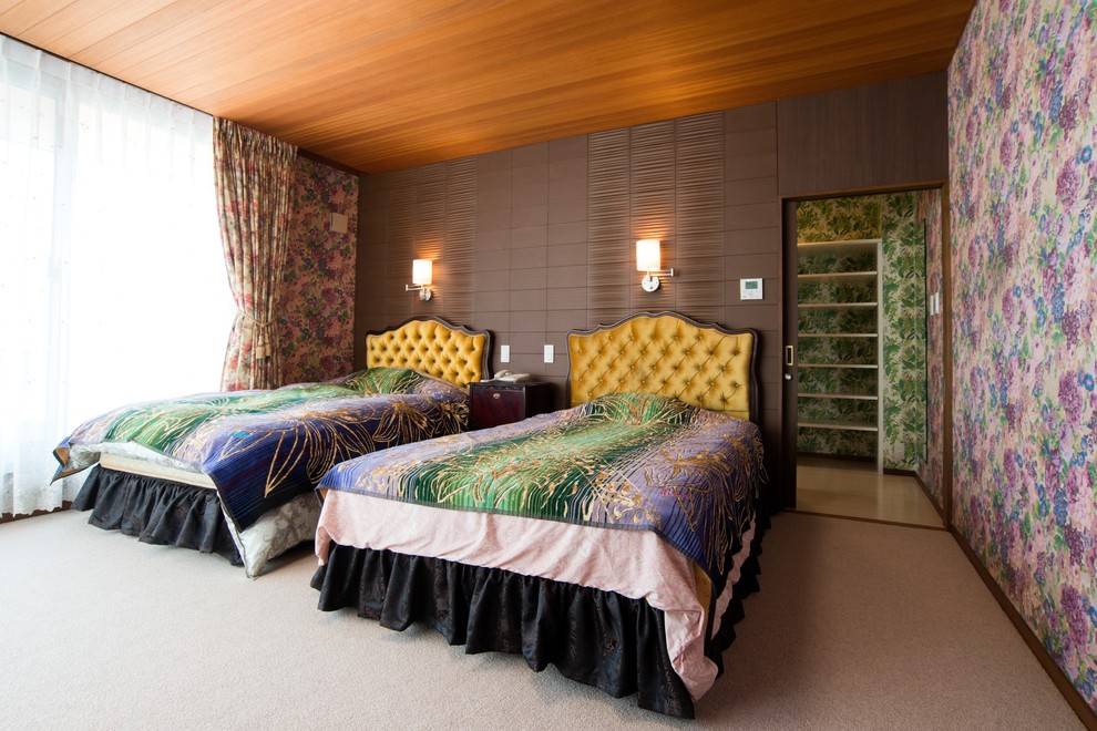 横浜にあるコンテンポラリースタイルのおしゃれな寝室 (マルチカラーの壁、ベージュの床)