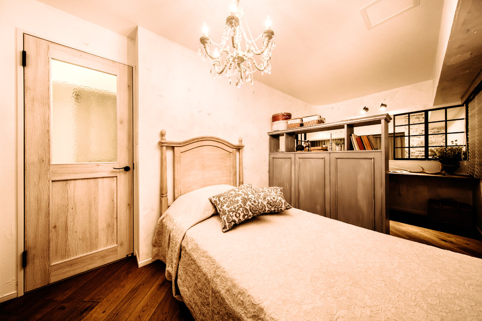 トラディショナルスタイルのおしゃれな寝室 (白い壁、濃色無垢フローリング、茶色い床)