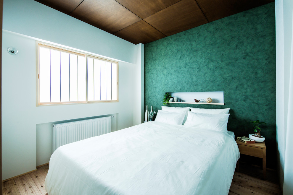 和風のおしゃれな寝室 (緑の壁、無垢フローリング、茶色い床) のインテリア