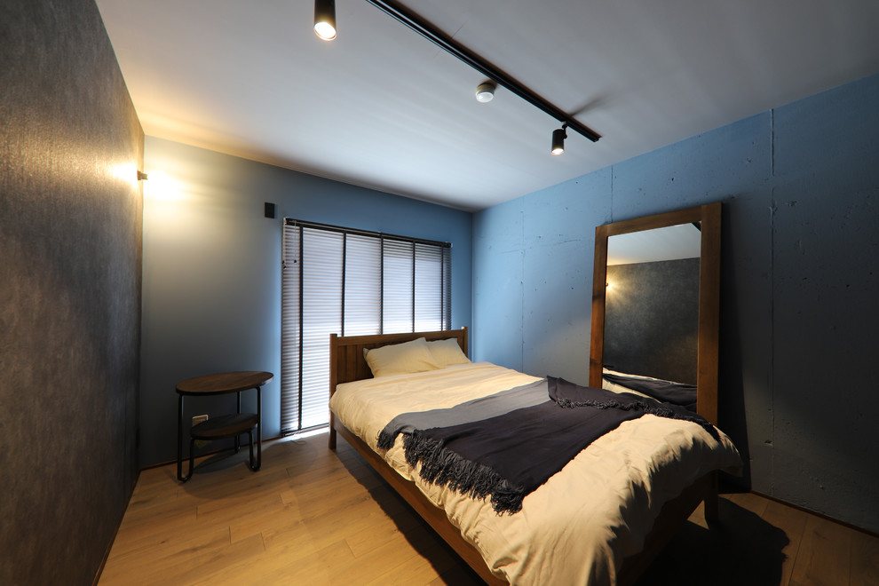 名古屋にあるコンテンポラリースタイルのおしゃれな寝室 (青い壁、無垢フローリング、茶色い床)