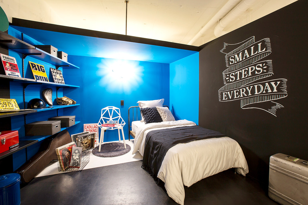 Esempio di una camera da letto minimalista con pareti blu e pavimento nero