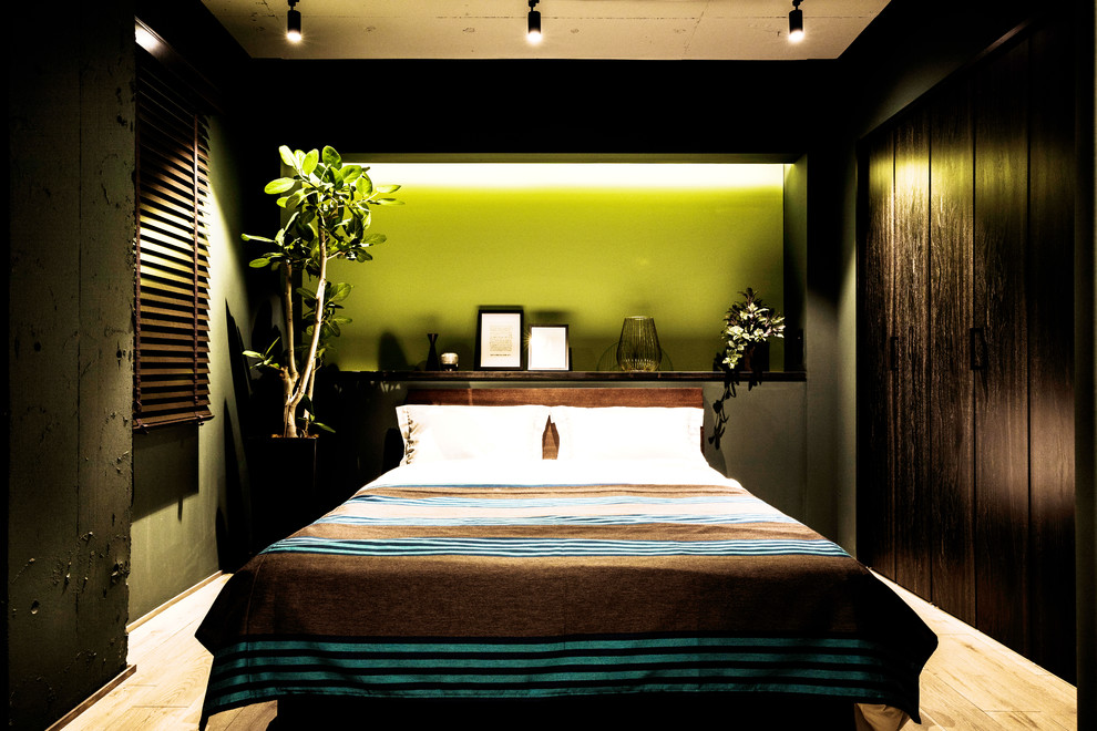 アジアンスタイルのおしゃれな寝室 (無垢フローリング、茶色い床、緑の壁) のインテリア