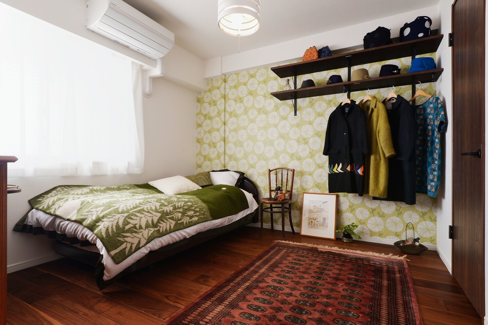 Esempio di una camera da letto minimalista
