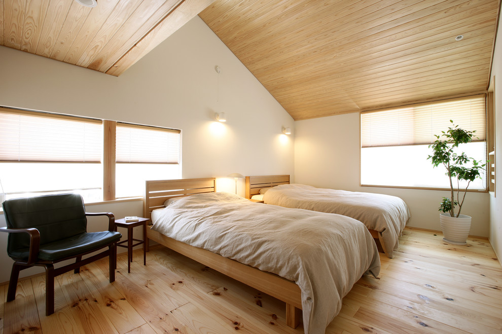 他の地域にあるアジアンスタイルのおしゃれな寝室 (白い壁、淡色無垢フローリング) のレイアウト