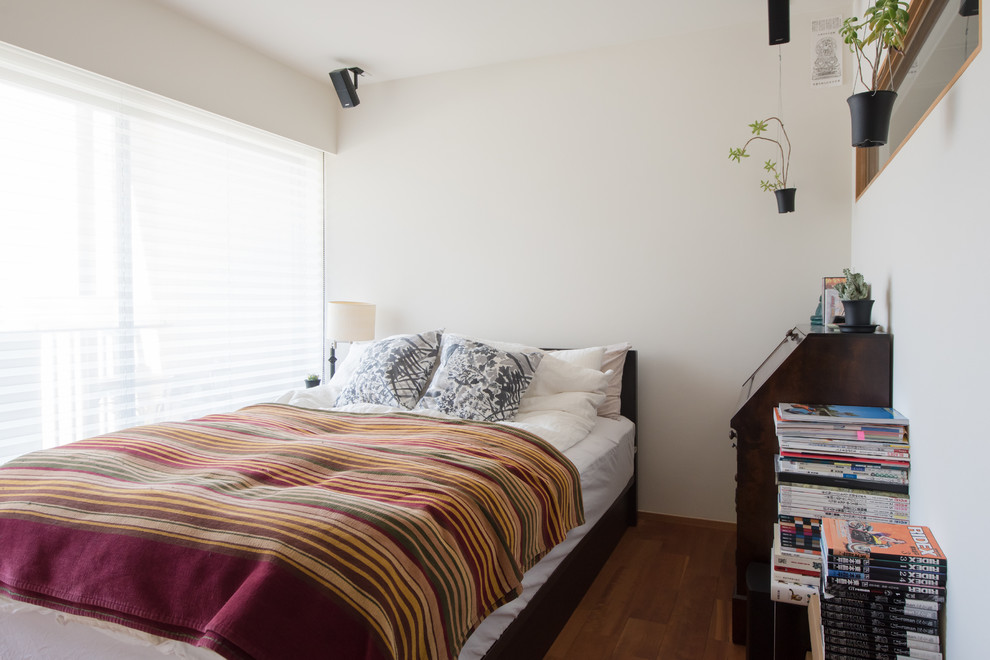 東京23区にある小さなコンテンポラリースタイルのおしゃれな寝室 (白い壁、無垢フローリング、茶色い床) のインテリア