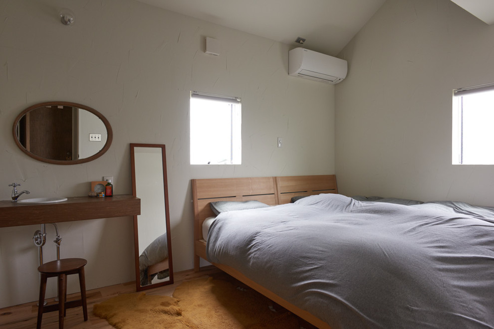 Idee per una camera da letto classica con pareti bianche e parquet chiaro