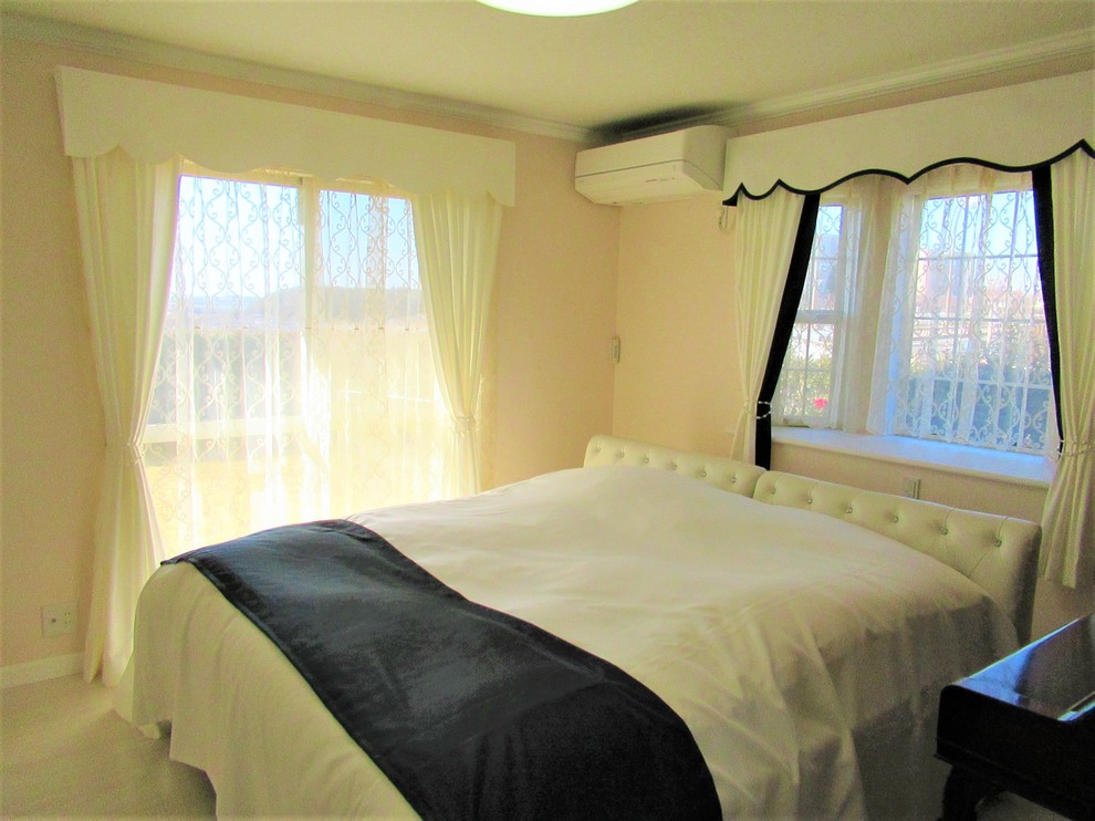 Diseño de dormitorio principal sin chimenea con paredes rosas y suelo blanco
