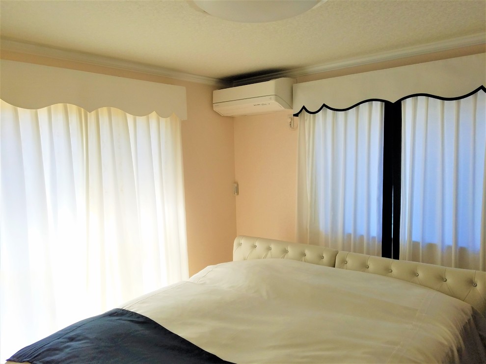 Imagen de dormitorio principal sin chimenea con paredes rosas y suelo blanco