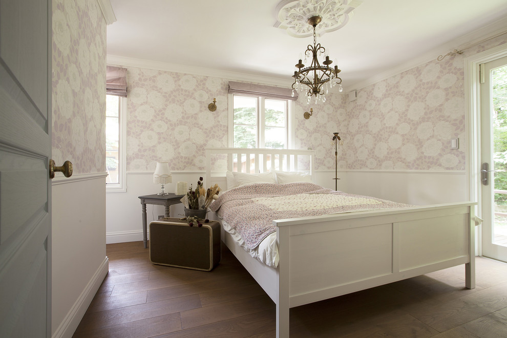 Esempio di una camera matrimoniale country con parquet chiaro e pavimento beige