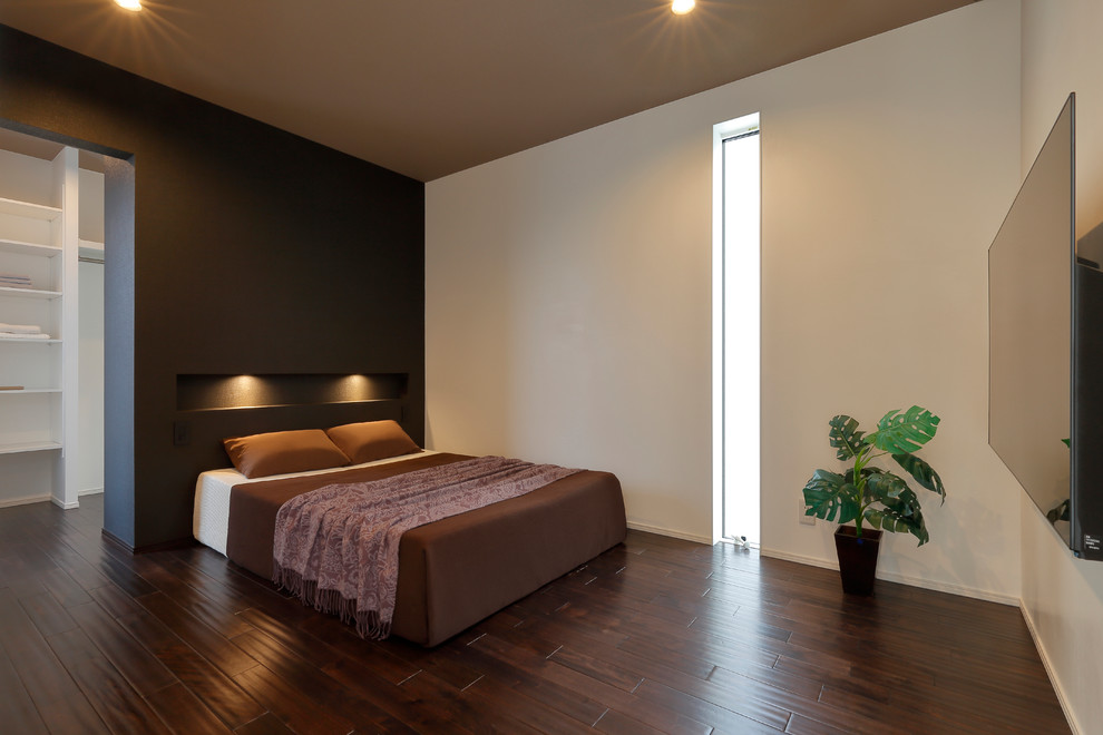 他の地域にあるミッドセンチュリースタイルのおしゃれな主寝室 (青い壁、濃色無垢フローリング、茶色い床) のインテリア