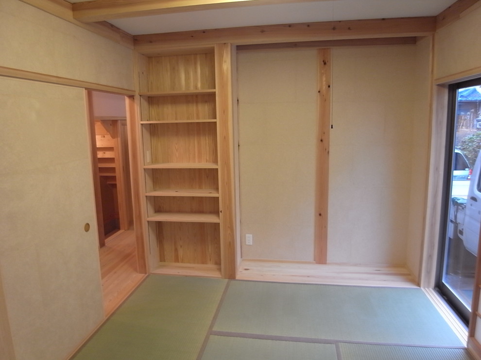 Idée de décoration pour une petite chambre parentale asiatique avec un mur beige, un sol de tatami et un sol beige.