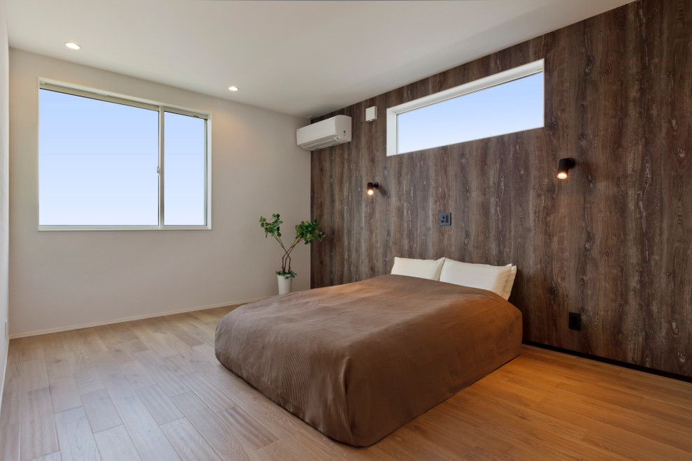 На фото: хозяйская спальня в восточном стиле с коричневыми стенами, паркетным полом среднего тона и коричневым полом с