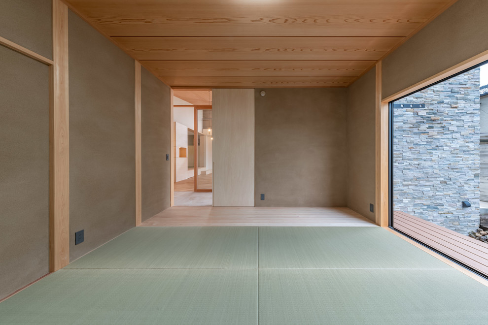 Ejemplo de dormitorio principal asiático de tamaño medio con paredes beige, tatami y suelo azul