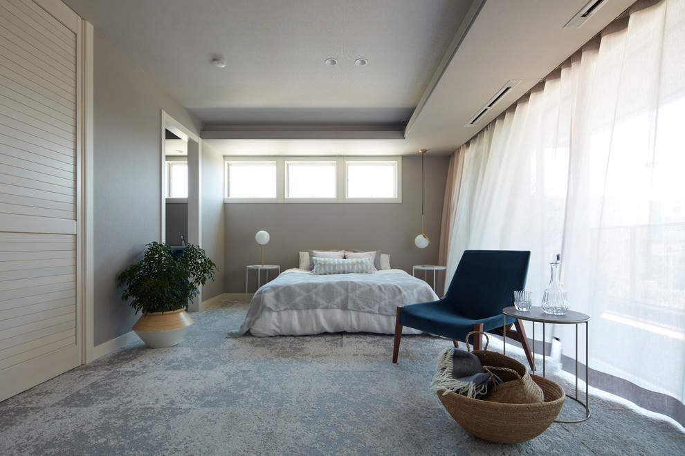 Aménagement d'une chambre avec moquette rétro avec un mur gris et un sol gris.