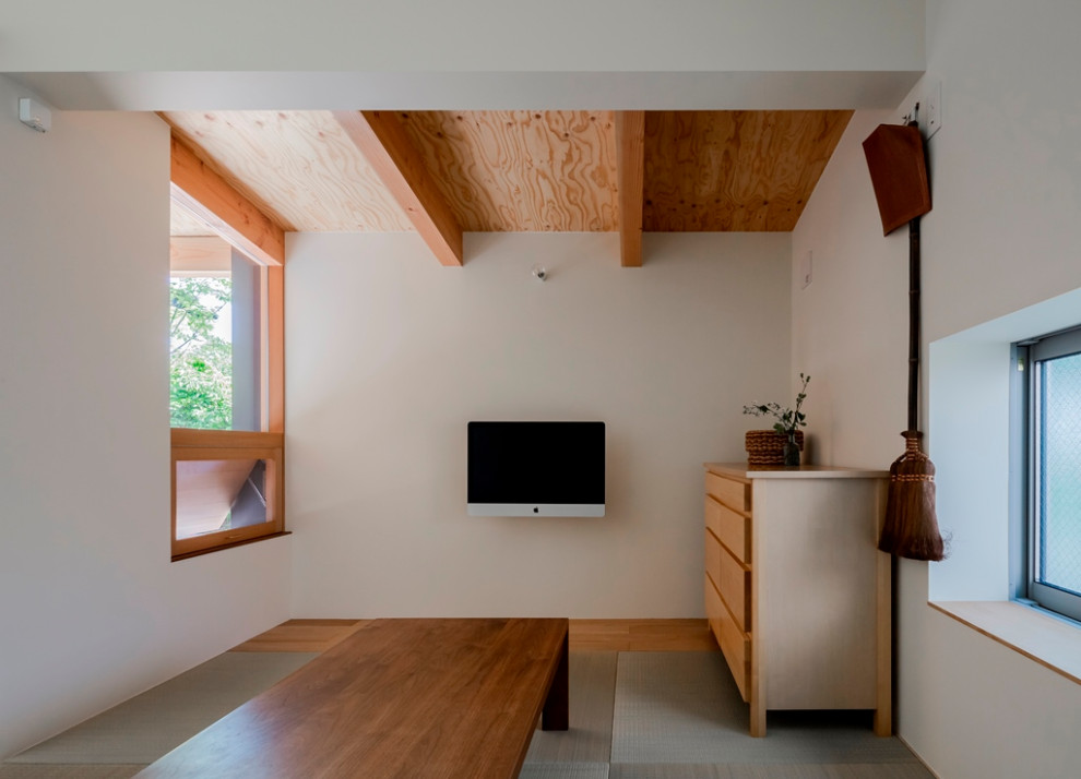 Idée de décoration pour une petite chambre parentale asiatique avec un mur blanc, un sol de tatami et un sol vert.
