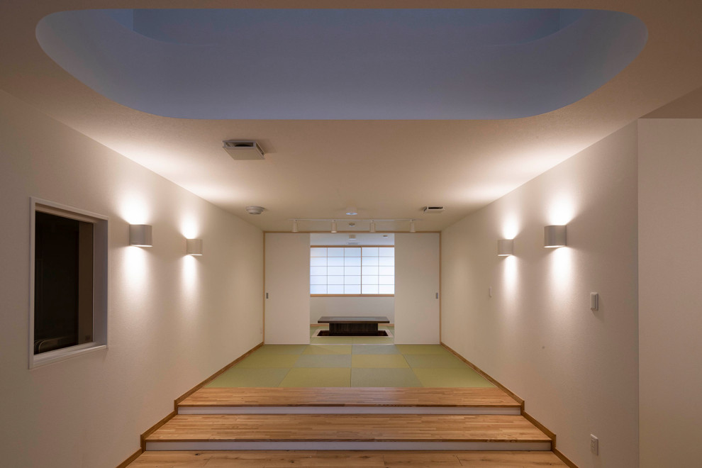 Modelo de habitación de invitados tradicional extra grande sin chimenea con paredes blancas, tatami, suelo verde, papel pintado y papel pintado