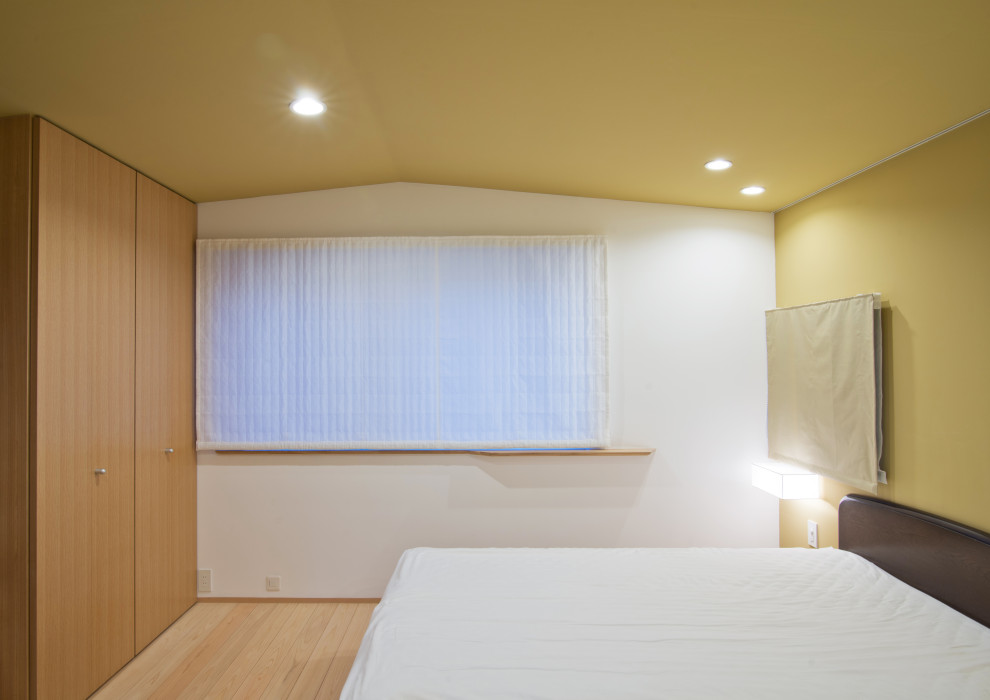 Стильный дизайн: хозяйская спальня в стиле модернизм с желтыми стенами, паркетным полом среднего тона, бежевым полом и сводчатым потолком без камина - последний тренд
