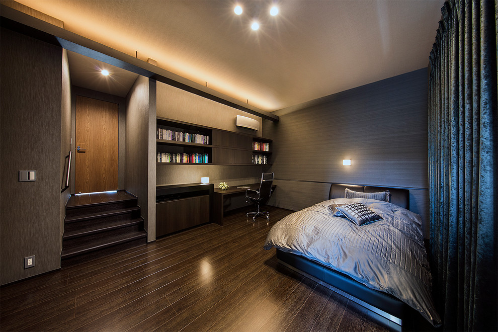 コンテンポラリースタイルのおしゃれな主寝室 (グレーの壁、暖炉なし、茶色い床) のインテリア