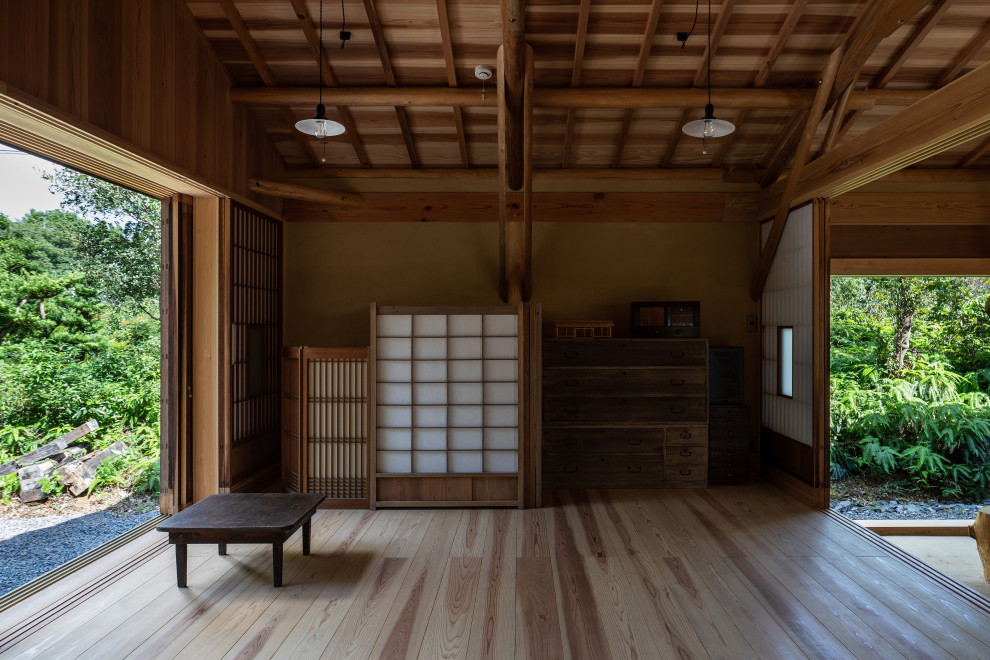 Diseño de dormitorio principal rústico de tamaño medio con paredes marrones, suelo de madera en tonos medios, suelo beige, vigas vistas y madera