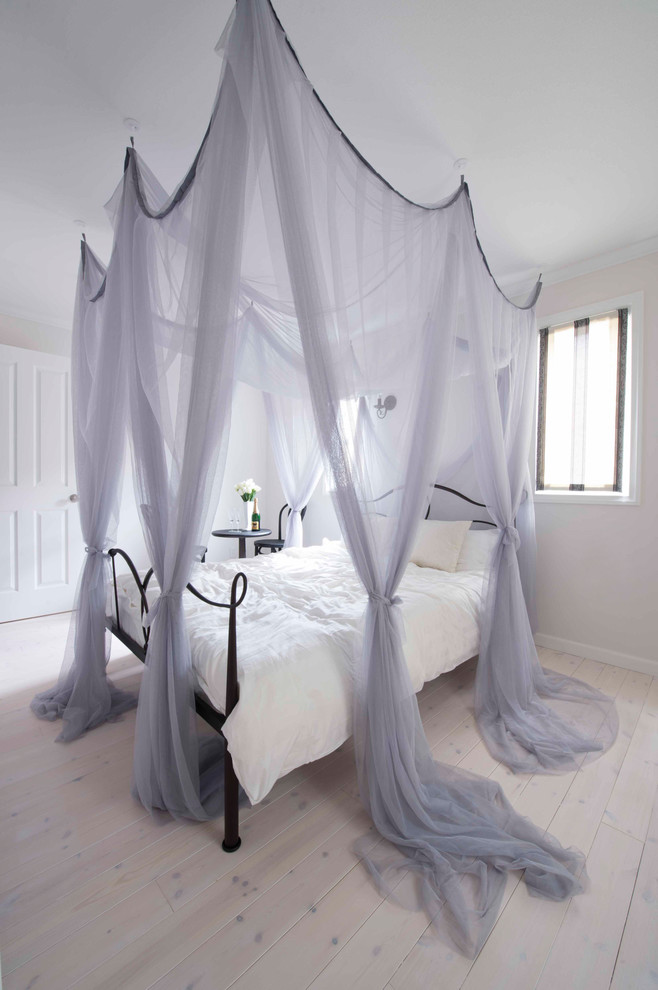 Пример оригинального дизайна: хозяйская спальня в стиле неоклассика (современная классика) с белыми стенами, светлым паркетным полом и белым полом