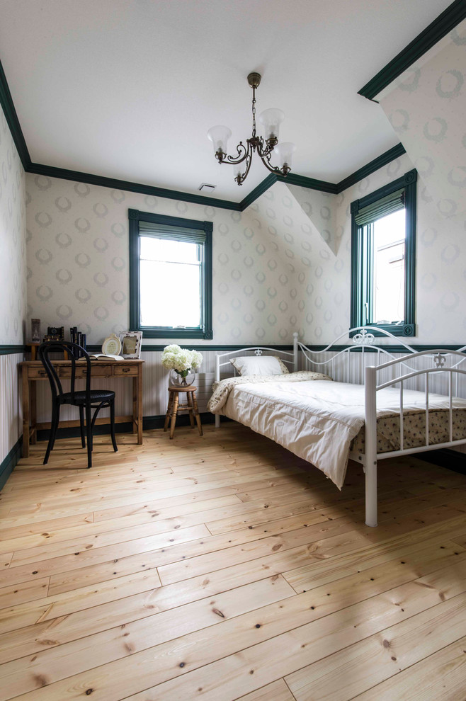 Ispirazione per una camera da letto vittoriana con pavimento in legno massello medio e pavimento marrone
