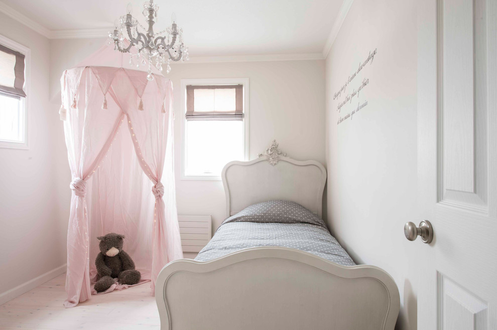他の地域にあるトランジショナルスタイルのおしゃれな寝室 (白い壁、カーペット敷き、ベージュの床)