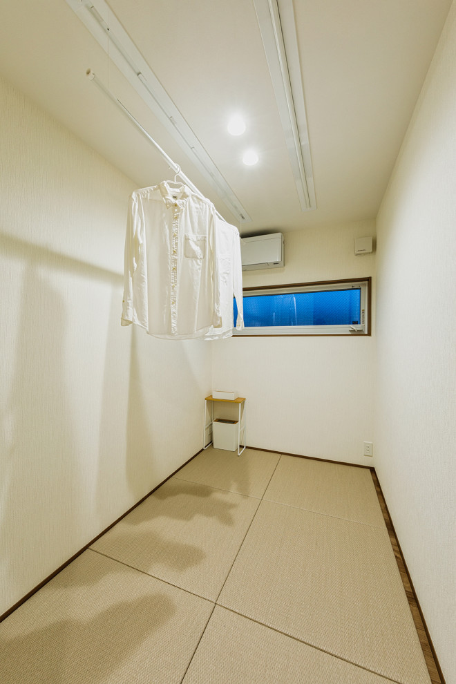 東京都下にある中くらいなコンテンポラリースタイルのおしゃれな客用寝室 (畳、クロスの天井、壁紙、白い壁、茶色い床) のレイアウト