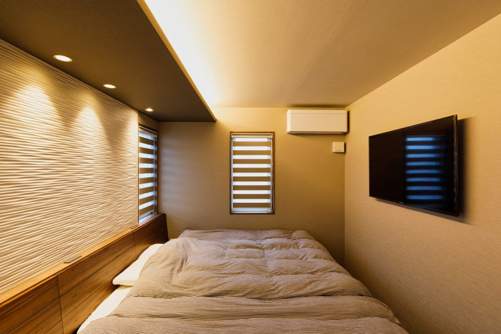 Cette image montre une chambre parentale design de taille moyenne avec un mur beige, un sol en bois brun, un plafond en papier peint et du papier peint.