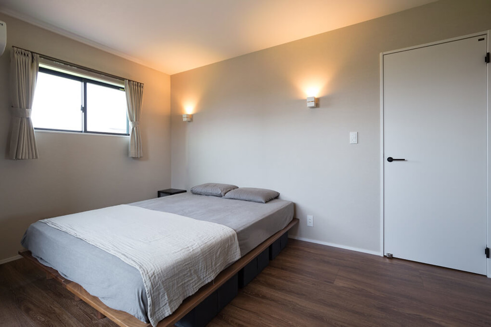 Idee per una camera da letto scandinava di medie dimensioni con pareti grigie, parquet scuro e pavimento marrone