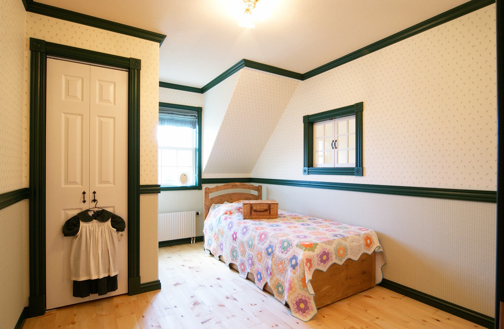 Immagine di una piccola camera da letto classica con pareti beige, parquet chiaro e pavimento beige
