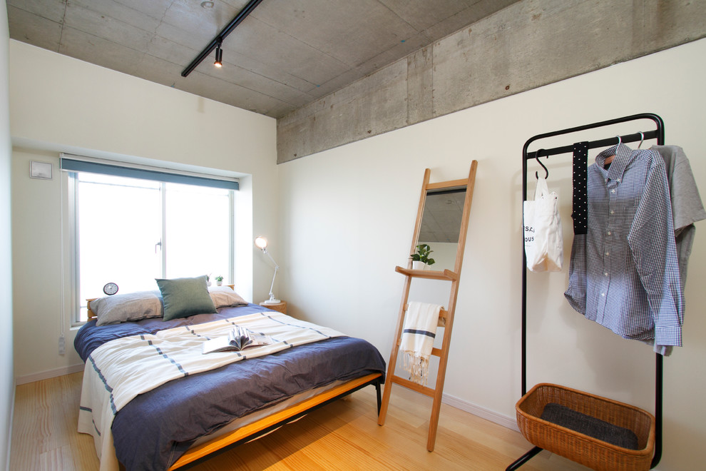 Photo of a scandinavian bedroom in Tokyo Suburbs.