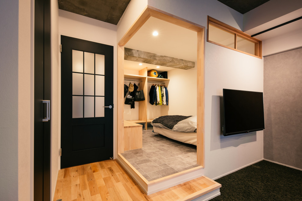 Mittelgroßes Industrial Hauptschlafzimmer mit weißer Wandfarbe, Laminat, grauem Boden, Tapetendecke und Tapetenwänden in Nagoya