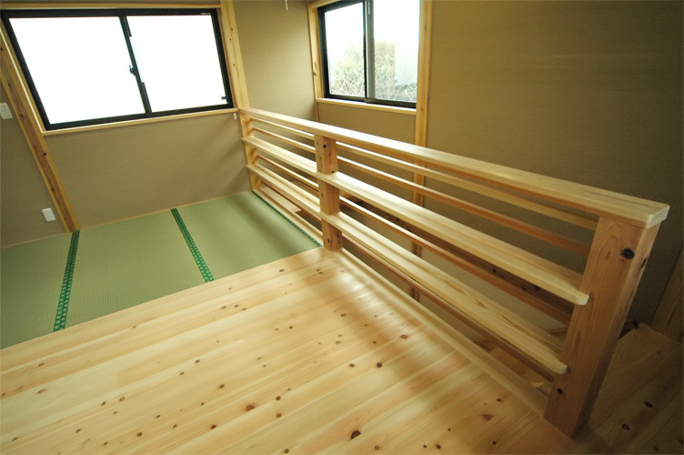 Kleines Hauptschlafzimmer mit grüner Wandfarbe, freigelegten Dachbalken und Tapetenwänden in Sonstige