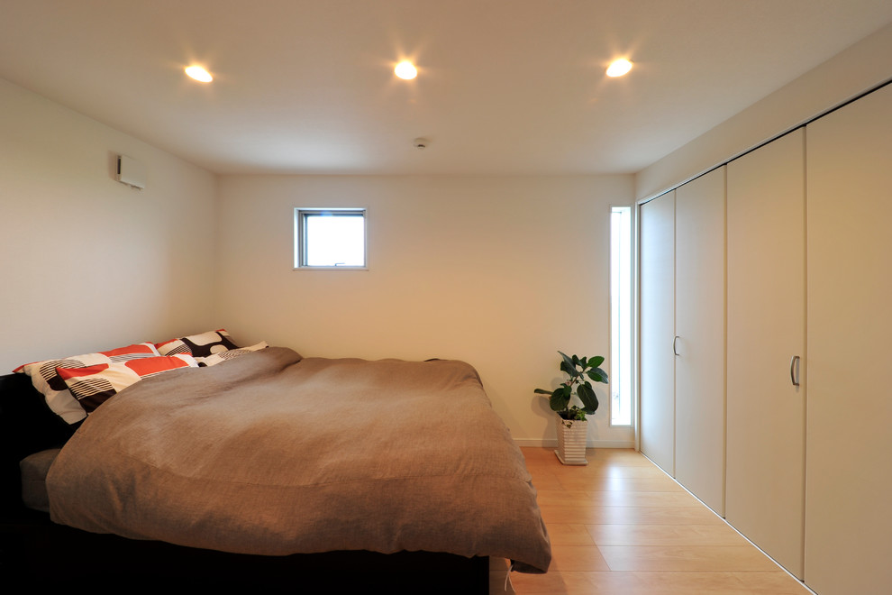 Пример оригинального дизайна: хозяйская спальня в стиле кантри с белыми стенами, полом из фанеры и розовым полом
