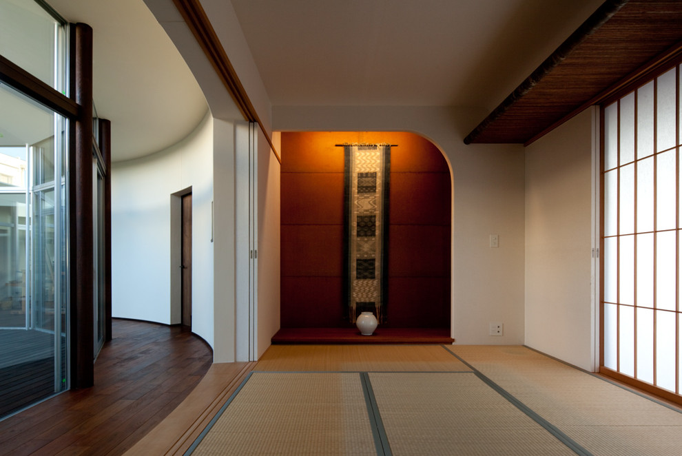 Ejemplo de habitación de invitados de estilo zen de tamaño medio sin chimenea con paredes blancas, tatami y suelo beige