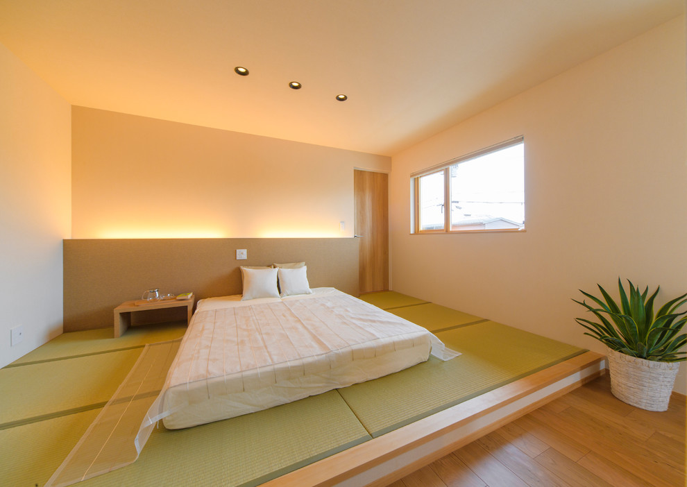 Пример оригинального дизайна: спальня среднего размера в восточном стиле с белыми стенами, татами и зеленым полом