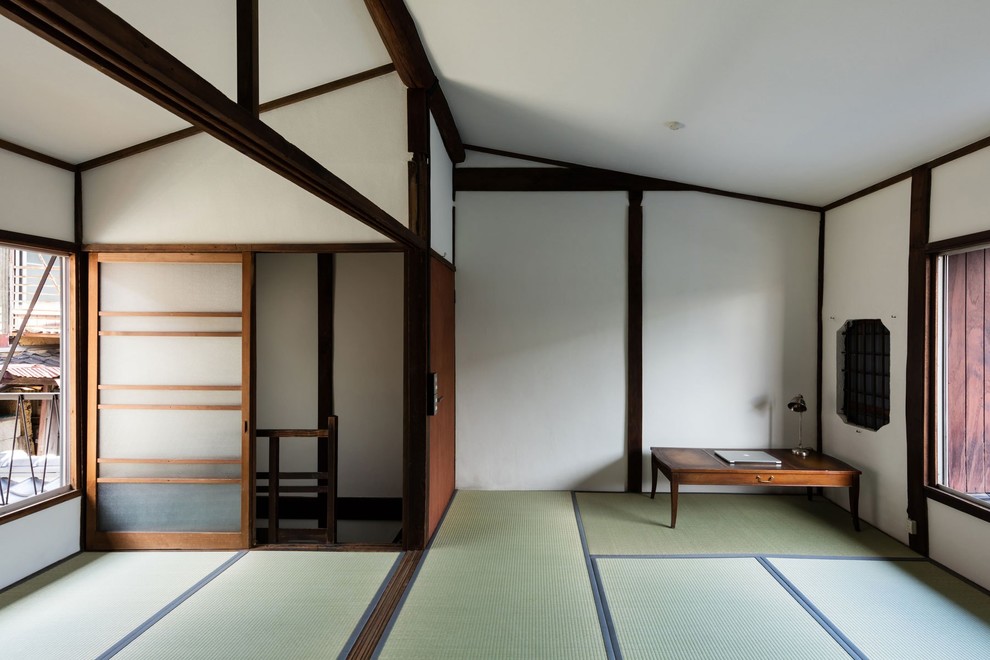 Inspiration för små asiatiska huvudsovrum, med vita väggar, tatamigolv och grönt golv