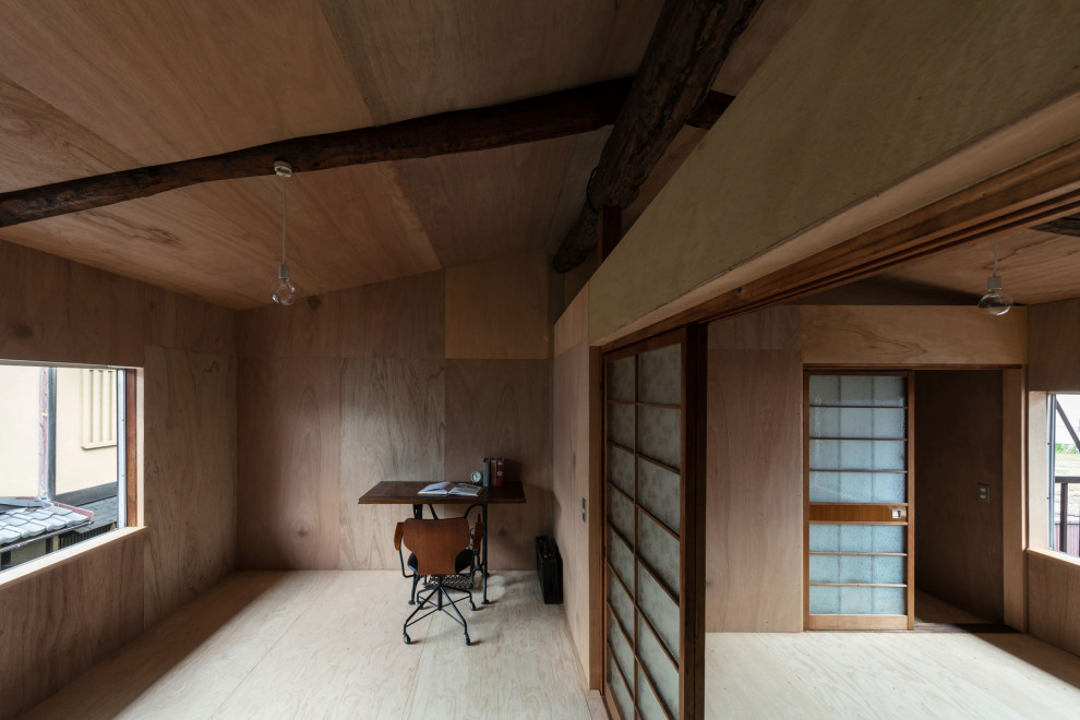 Modelo de dormitorio principal clásico pequeño con paredes marrones, suelo de contrachapado y suelo marrón