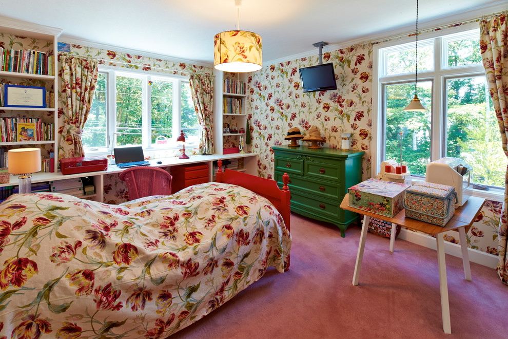 Cette image montre une chambre avec moquette traditionnelle avec un mur multicolore et un sol rose.
