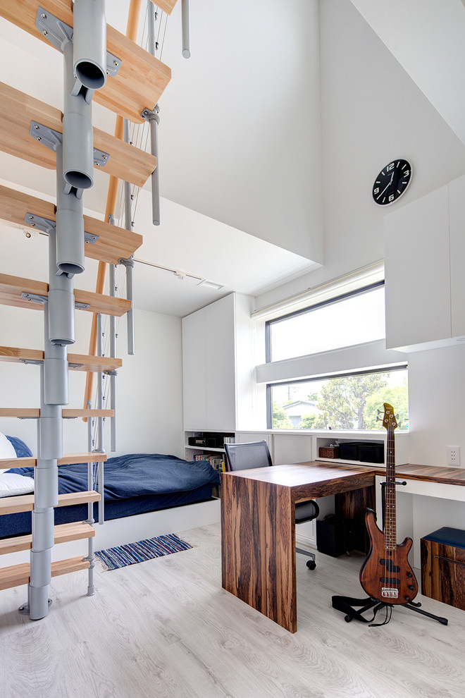 Diseño de dormitorio moderno con paredes blancas, suelo de madera pintada y suelo gris