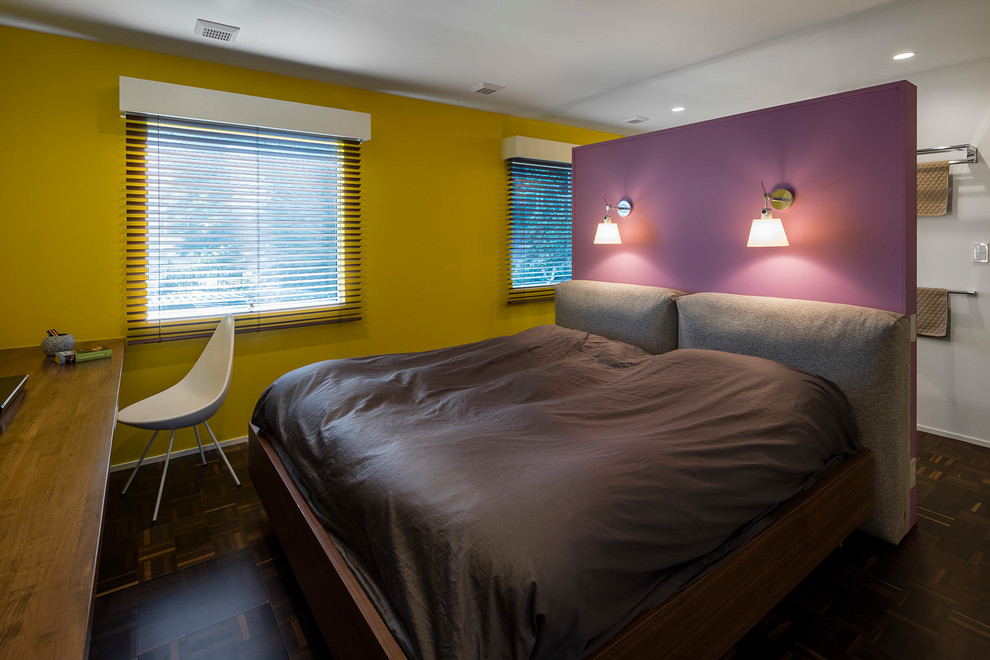 他の地域にあるコンテンポラリースタイルのおしゃれな寝室 (黄色い壁、濃色無垢フローリング、茶色い床) のインテリア