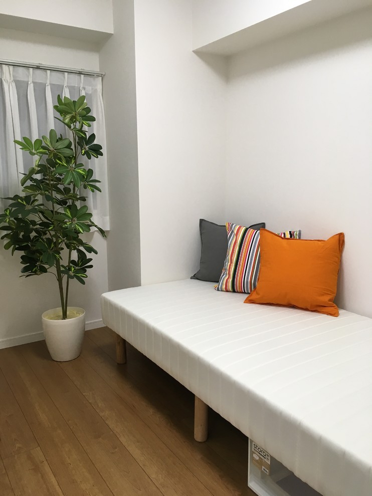 横浜にある小さな北欧スタイルのおしゃれな主寝室 (白い壁、合板フローリング、暖炉なし、茶色い床) のインテリア