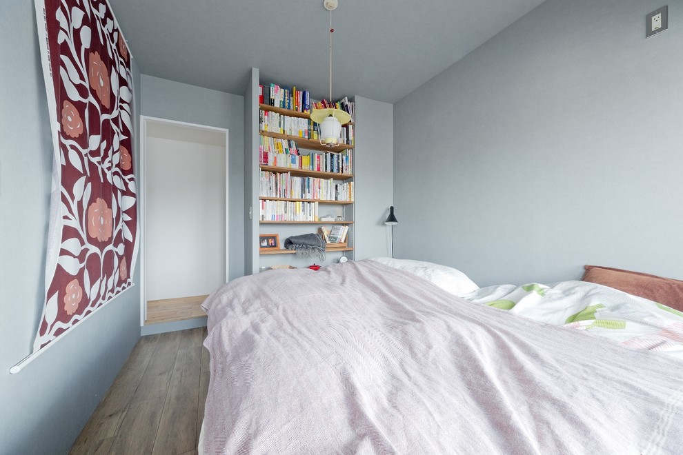 大阪にある北欧スタイルのおしゃれな主寝室 (グレーの壁、無垢フローリング、ベージュの床)