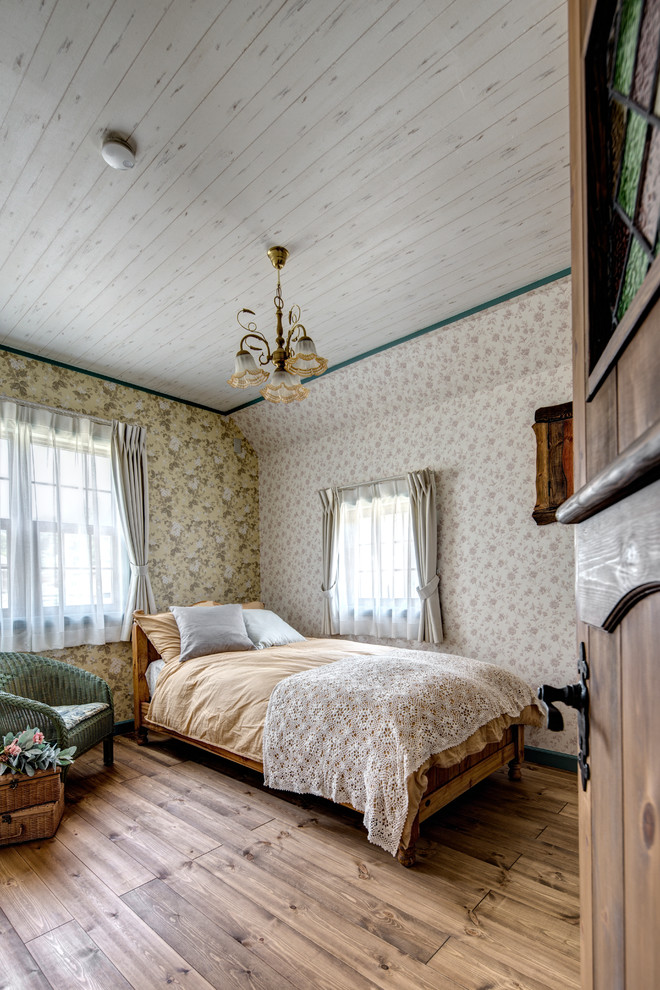 他の地域にあるトラディショナルスタイルのおしゃれな主寝室 (マルチカラーの壁、無垢フローリング、茶色い床) のレイアウト